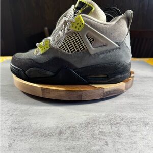 Jordan 4 Retro SE Mid Neon 95 m6.5/women’s 8